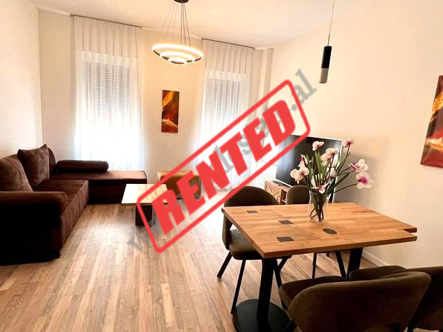 Apartament 2+1 me qira prane rruges Jordan Misja ne zonen e Bulevardit te Ri ne Tirane.
Pozicionohe